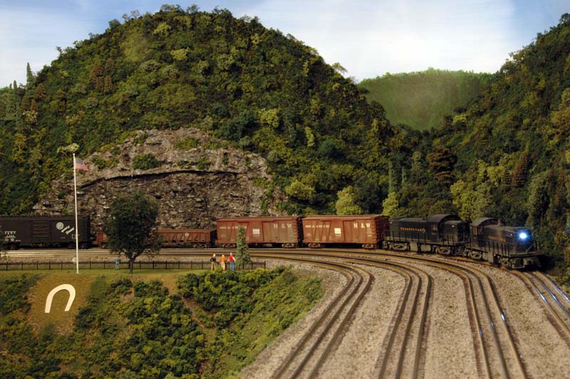 CWM-28 Closeup on Horseshoe Curve